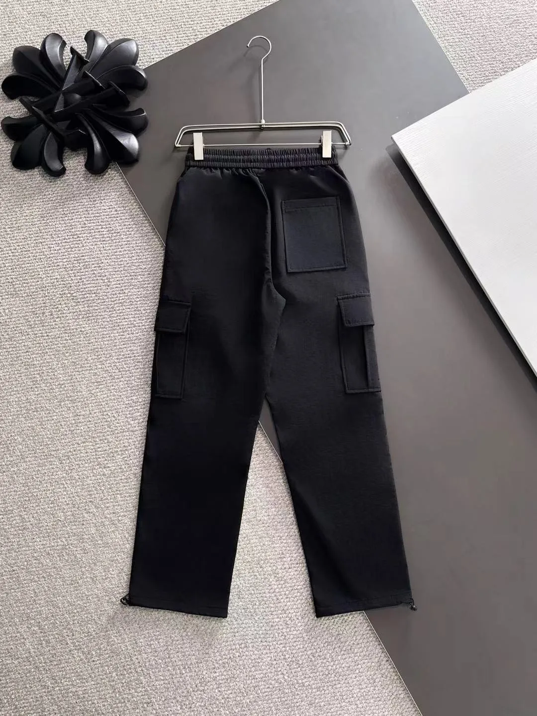 2-3 days to ship P360 Stone lsland/Stone Island Mouth Co-branded Exclusive launch of 25ss autumn and winter new high-quality trousers Compare real-life details at will The craftsmanship that ordinary small workshops cannot copy Top-level ZP development Unique imported fabric feel Purely imported German machine production Precision operation Ten thousand needle density A pair of trousers with rich details You can see the development strength A full set of new accessories can be customized simultaneously Simple yet elegant Soft, delicate and comfortable The upper body is versatile and fashionable A perfect choice for autumn and winter, a must-have item. Sizes: M to 3XL (please state your height and weight when placing an order)